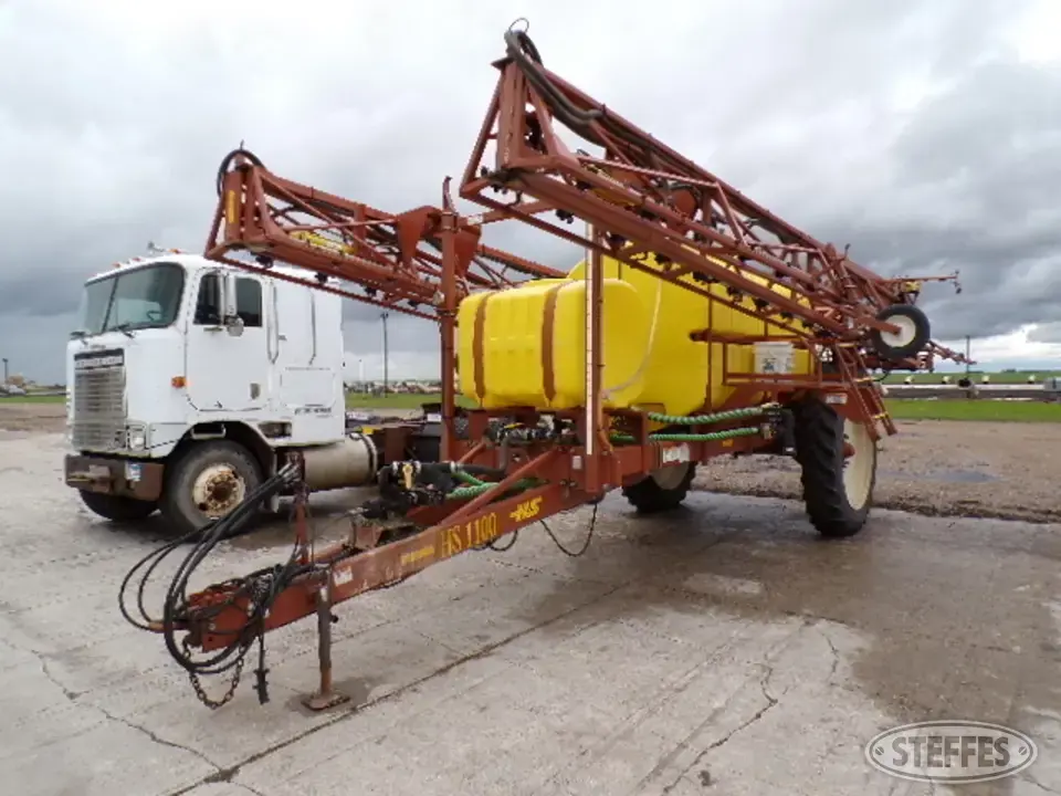 2013 H&S 1100 Pull-Type Sprayer