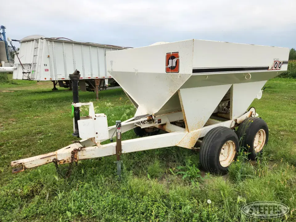 Willmar 500 Pull-Type Dry Spreader