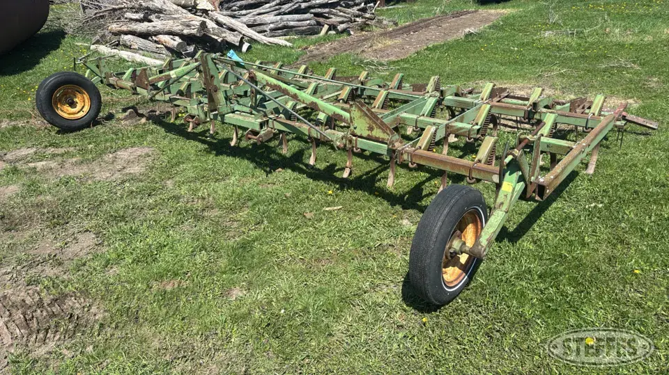 John Deere 1100 Field Cultivator