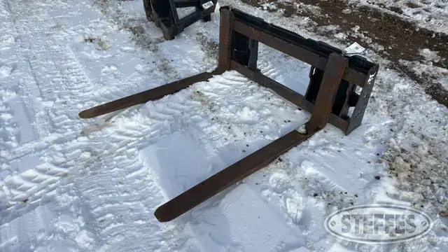 Bobcat pallet forks