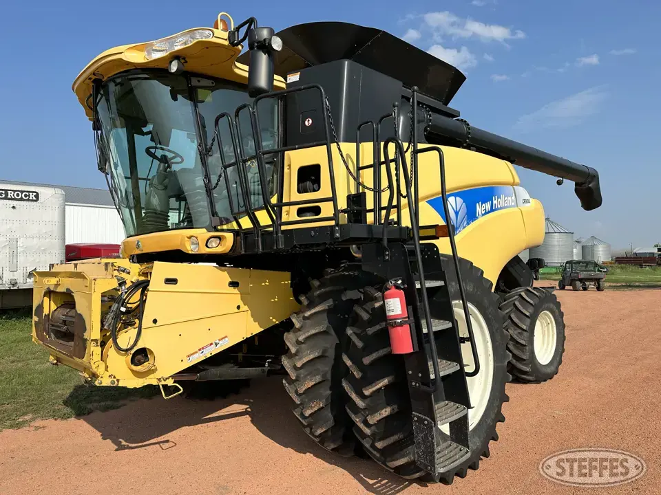 2007 New Holland CR9060 Combine