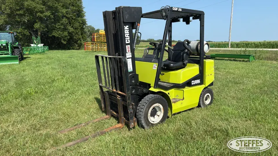 Clark CGP25 Warehouse Forklift