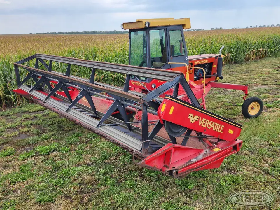 1982 Versatile 4400 Self-Propelled Swather