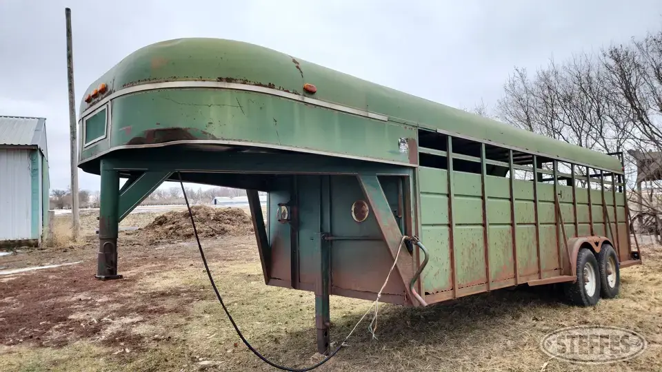 1981 Travalong Inc. Gooseneck Livestock Trailer