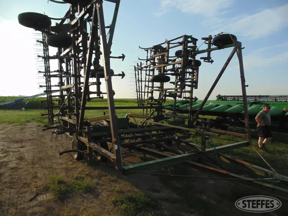John Deere 1050 Field Cultivator