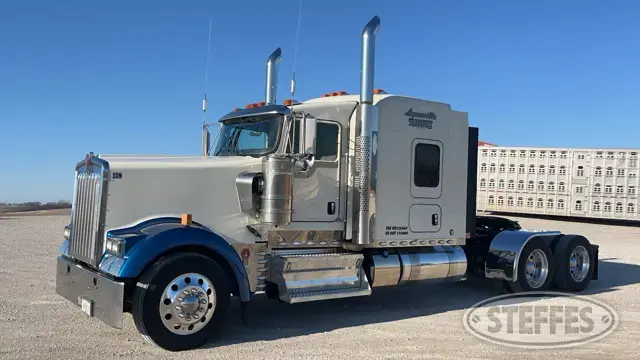 2022 Kenworth W900L