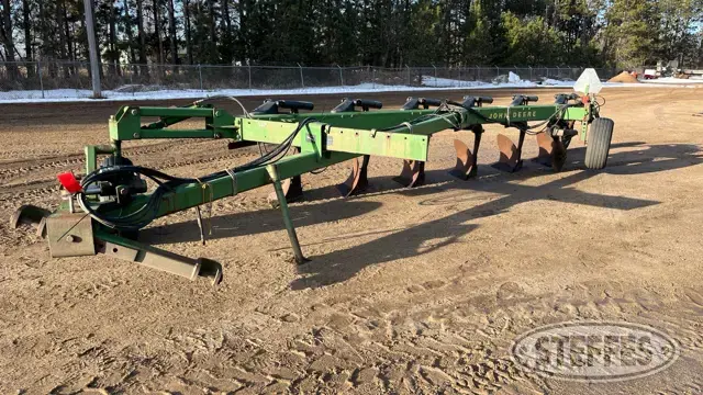 John Deere 2700
