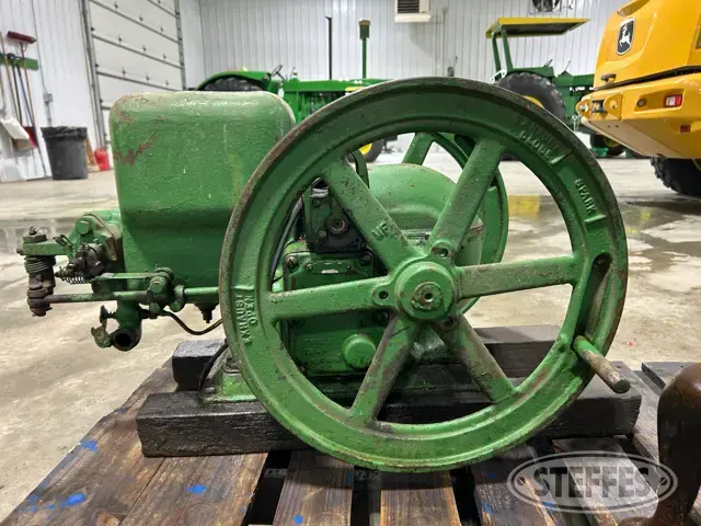 John Deere E stationary engine