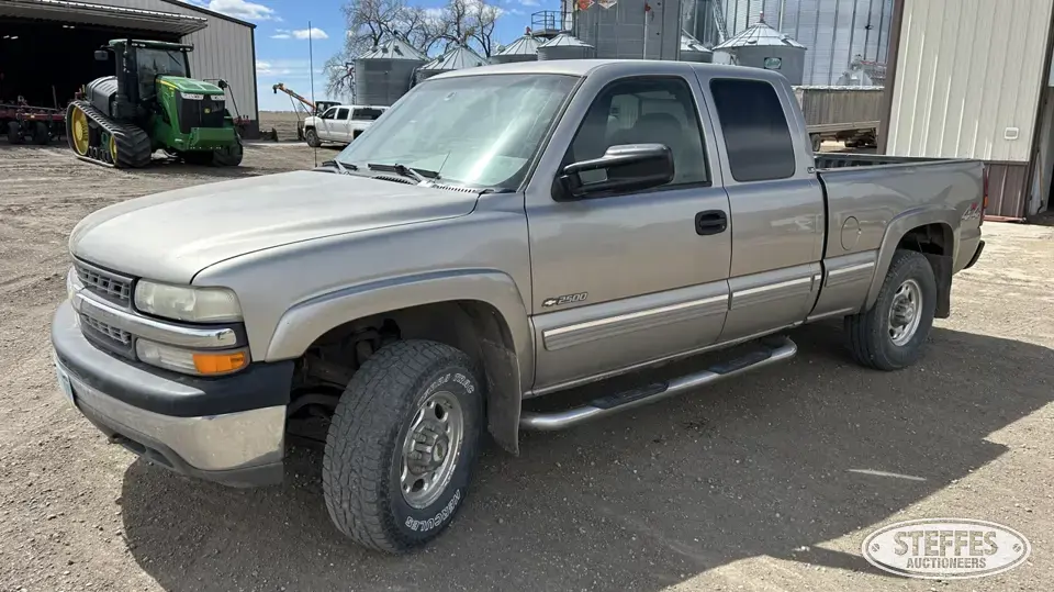2000 Chevrolet Silverado 2500 LS 3 Quarter Ton Pickup