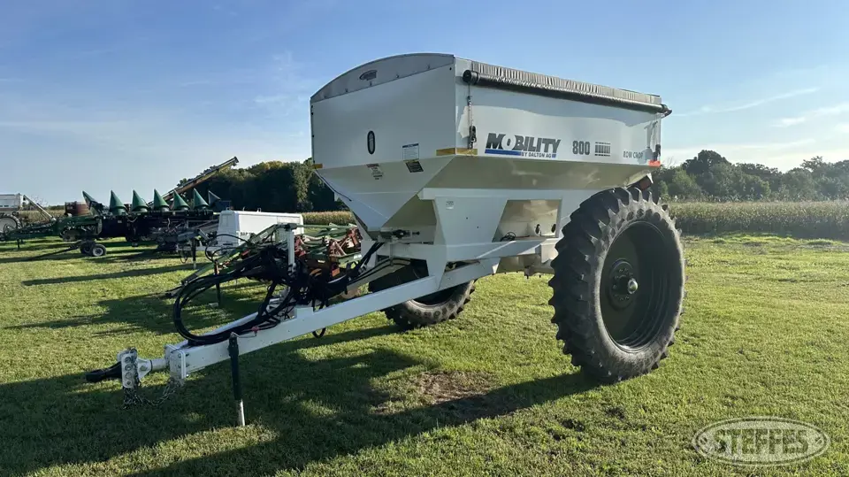2019 Mobility 800 Pull-Type Dry Spreader