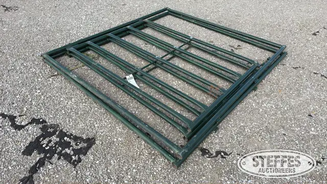 (2) 6x7’ corral panels