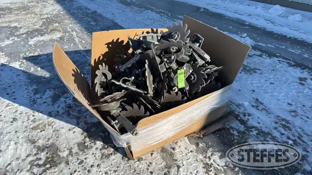 (24) Yetter screw adj. row cleaners