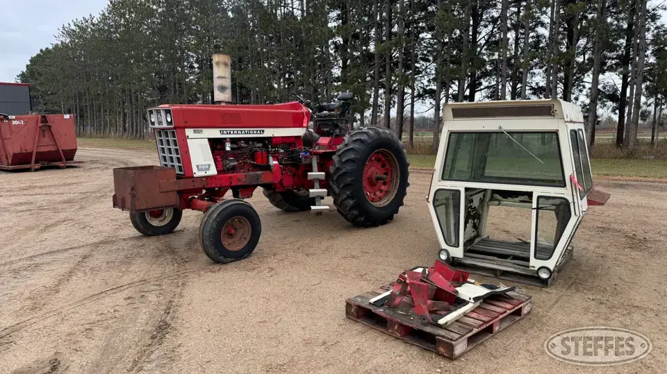 1971 International 966 2WD Tractor