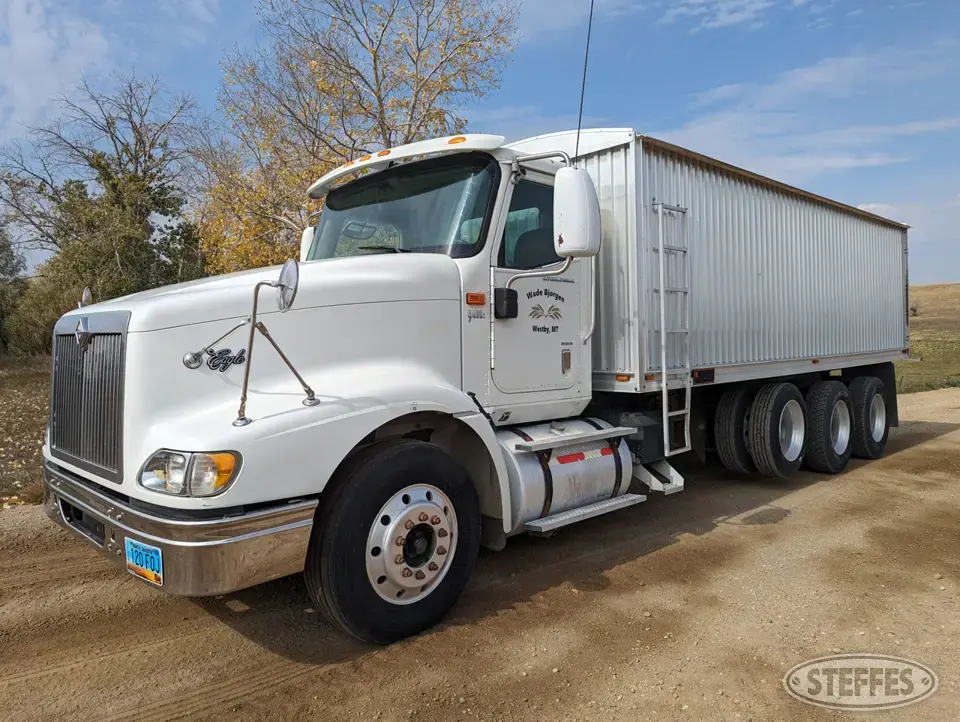 2006 International 9400i Tri-Axle Boxed Truck