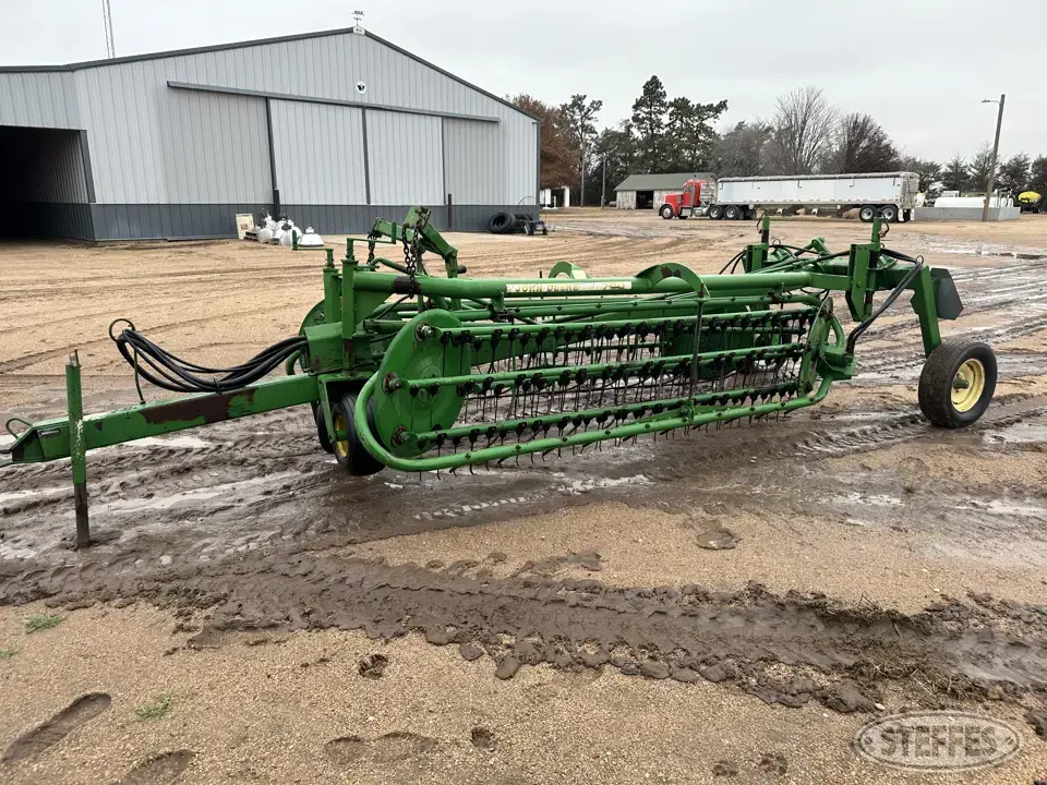 John Deere 700 Rake