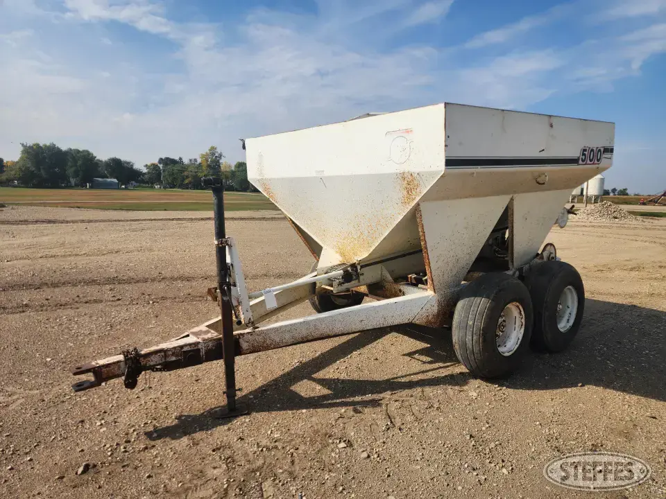 Willmar 500 Pull-Type Dry Spreader