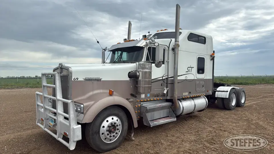 1999 Kenworth W900 Conventional Truck with Sleeper