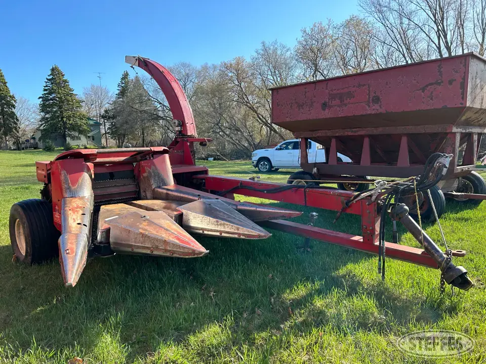 International 830 Pull-Type Harvester