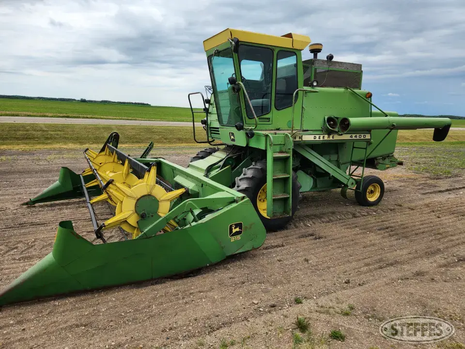 1976 John Deere 4400 Combine