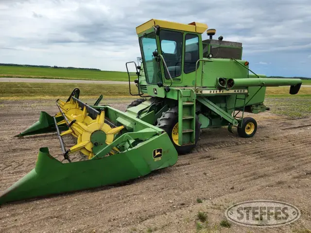 1976 John Deere 4400
