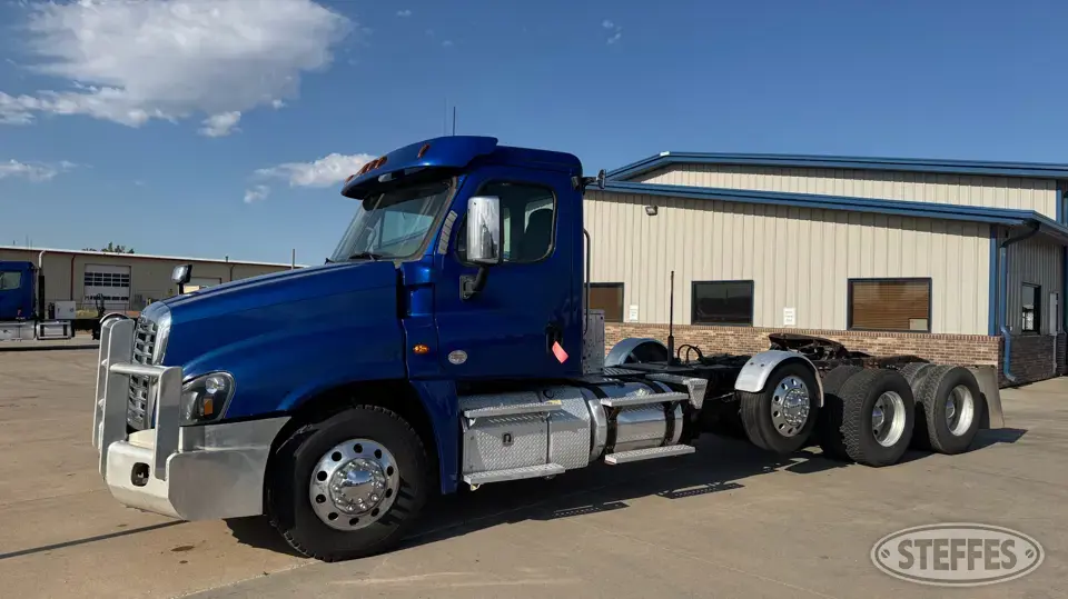 2019 Freightliner CA125DC Conventional Truck without Sleeper