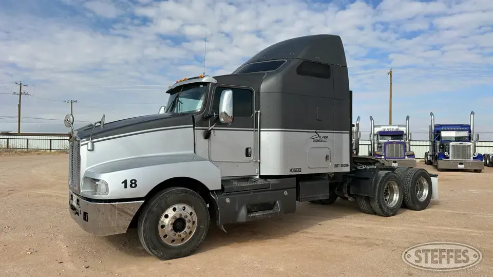 2007 Kenworth T600 Conventional Truck with Sleeper