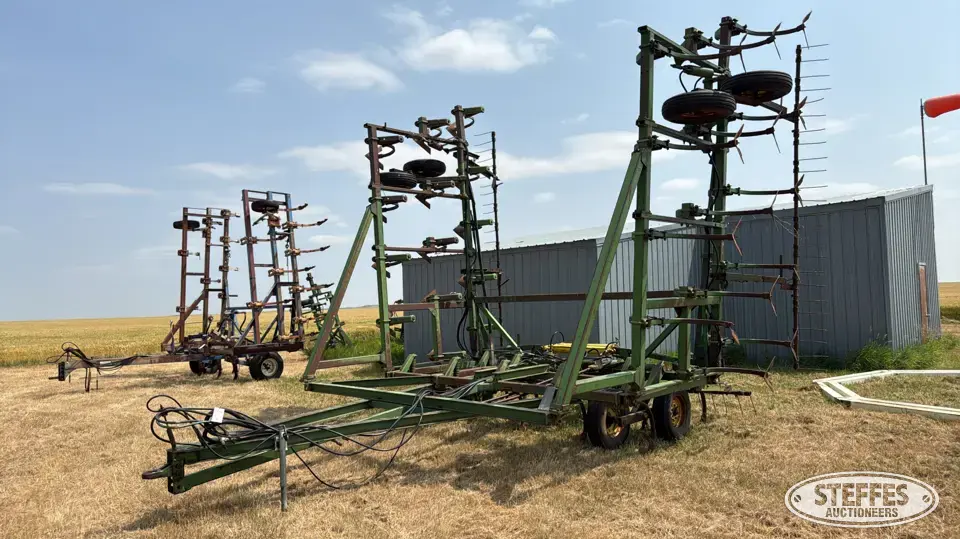 John Deere 1600 Chisel Plow