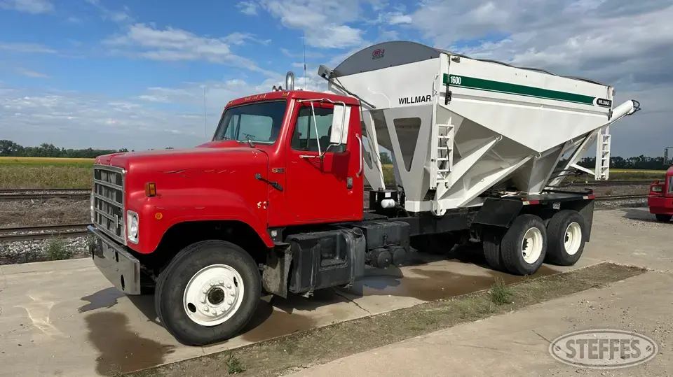 1985 International F2575 Tender Truck