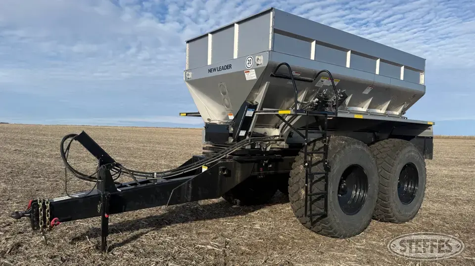 2023 New Leader Pull-Type Dry Spreader