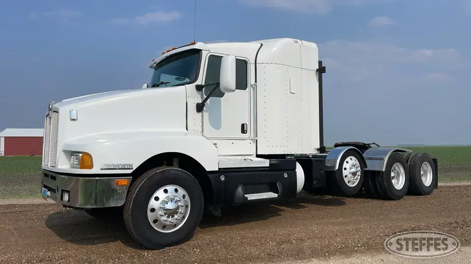 2005 Kenworth T600 Conventional Truck with Sleeper