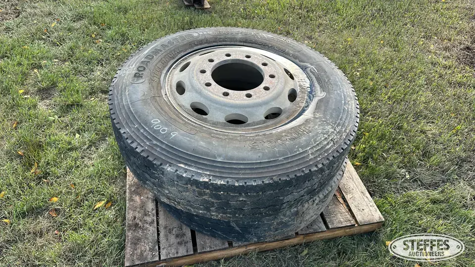 (2) 11R22.5 tires Truck Tire