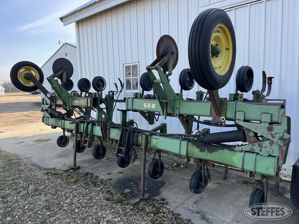John Deere 825 Row Crop Cultivator