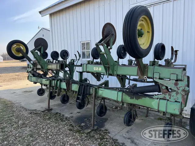 John Deere 825