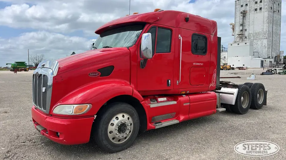 2006 Peterbilt 387 Conventional Truck with Sleeper