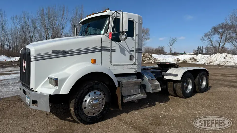 2001 Kenworth T800 Conventional Truck without Sleeper