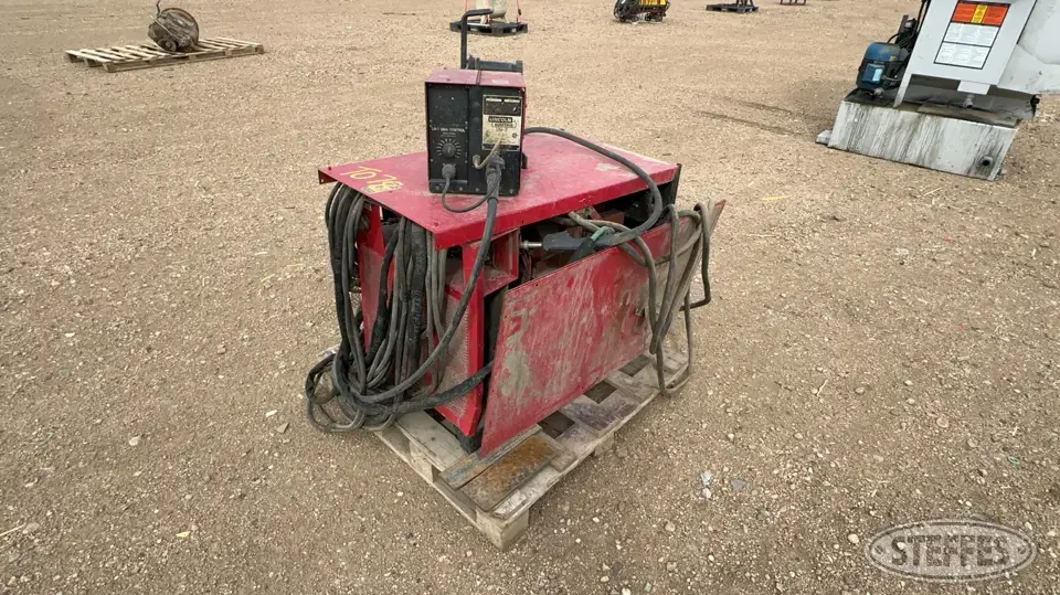 Lincoln Electric DC-600 Welding