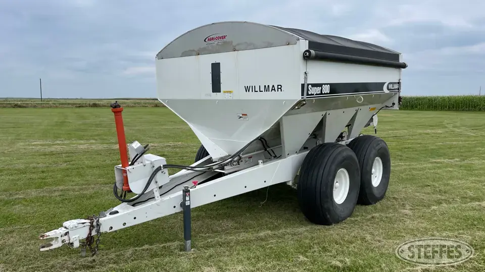 Willmar S800 Pull-Type Dry Spreader