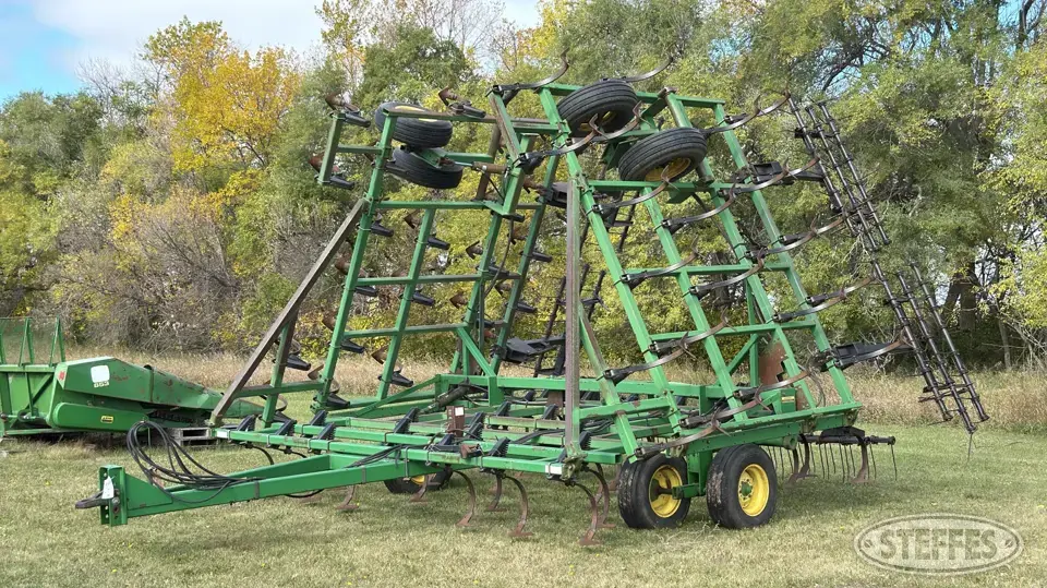 John Deere 960 Field Cultivator