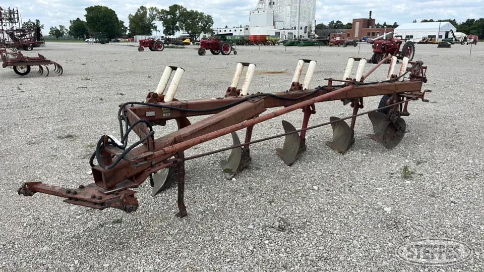 International 720 Plow