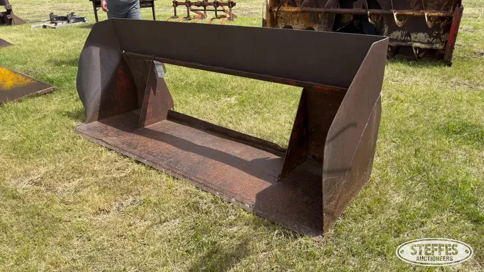 Farmhand loader bucket Tractor Loaders and Attachment