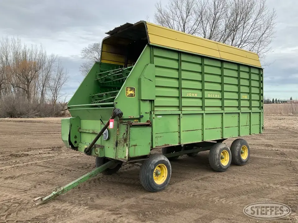 John Deere 716 Forage Wagon