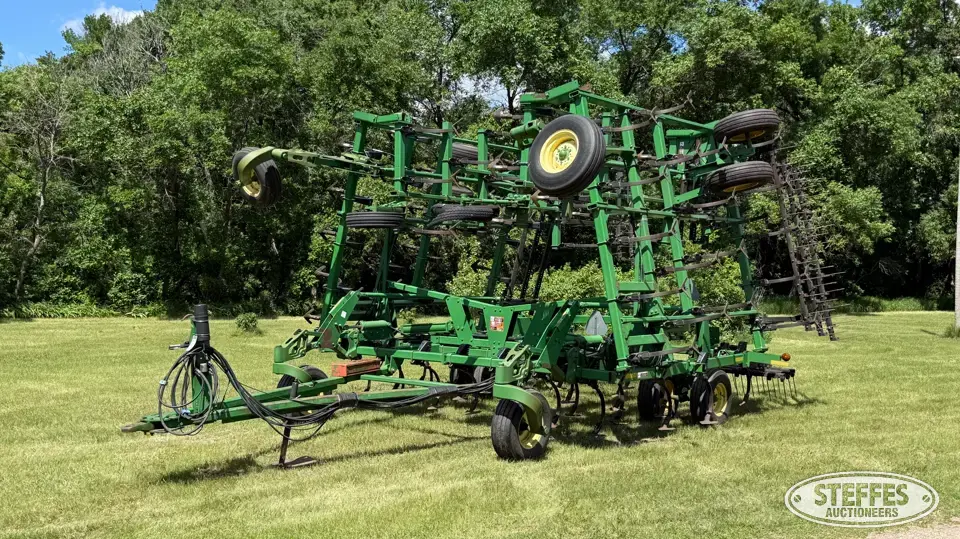 2002 John Deere 2200 Field Cultivator