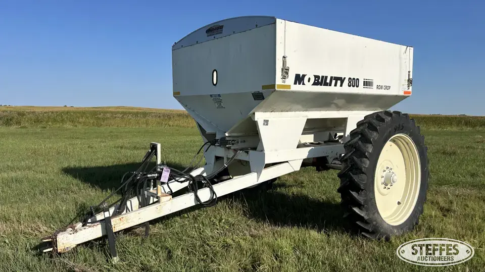 Mobility Row Crop 800 Pull-Type Dry Spreader