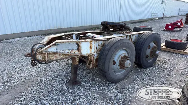 Semi trailer dolly