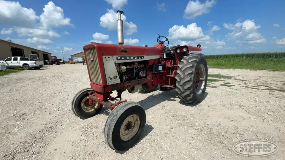 1967 Farmall 706 2WD Tractor