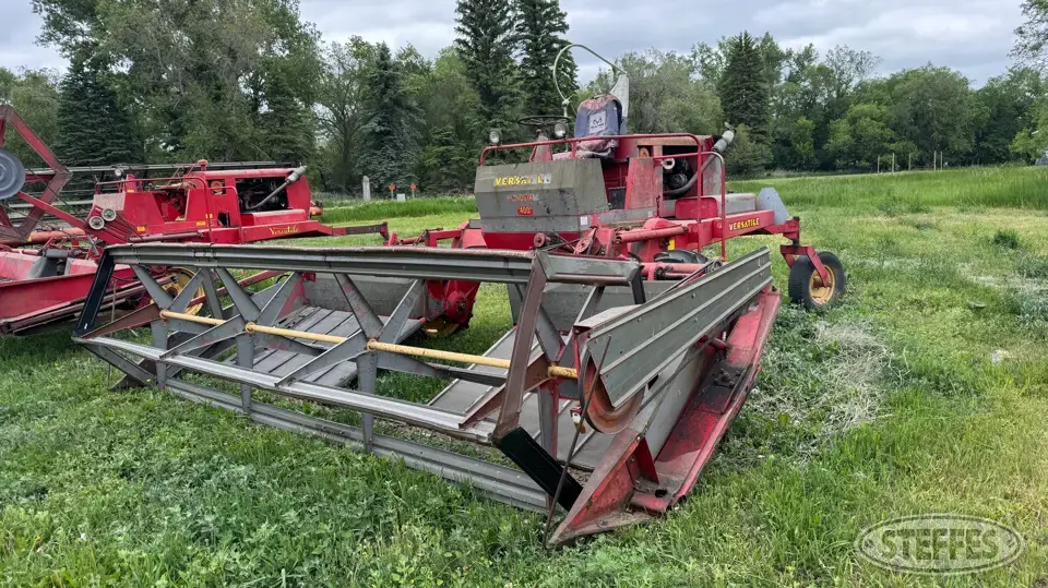 1976 Versatile Model 400 Self-Propelled Swather