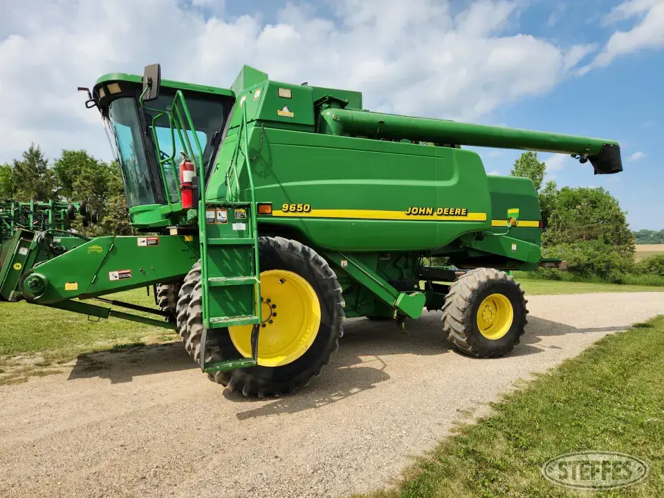 2000 John Deere 9650 Combine
