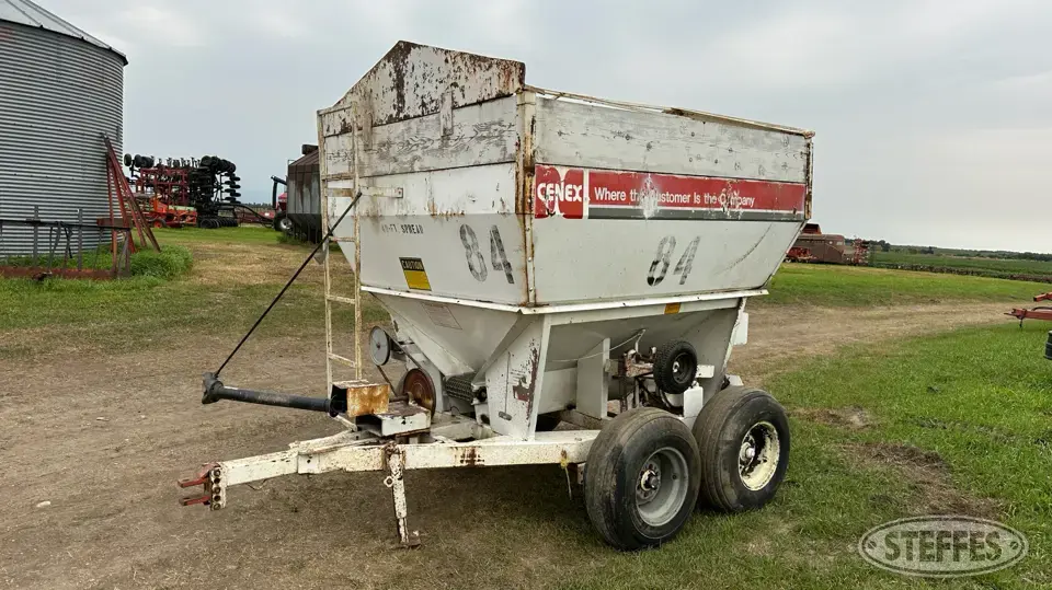 Tyler pull-type tandem axle dry spreader Pull-Type Dry Spreader