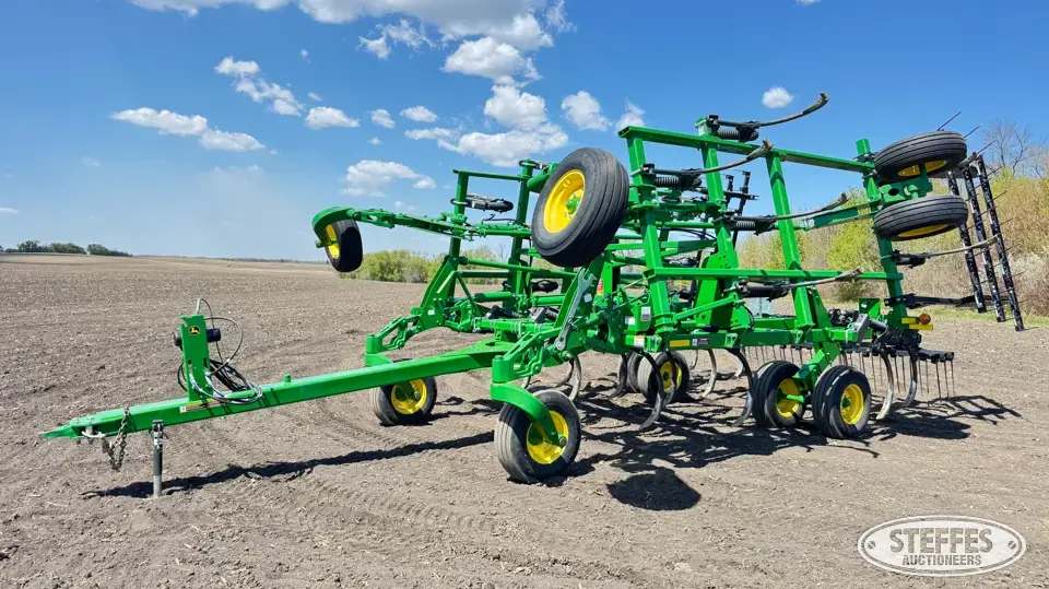 2015 John Deere 2410 Chisel Plow