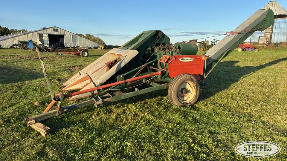 AVCO/New Idea 324 Pull-Type Harvester